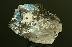 Aquamarin auf Bergkristall